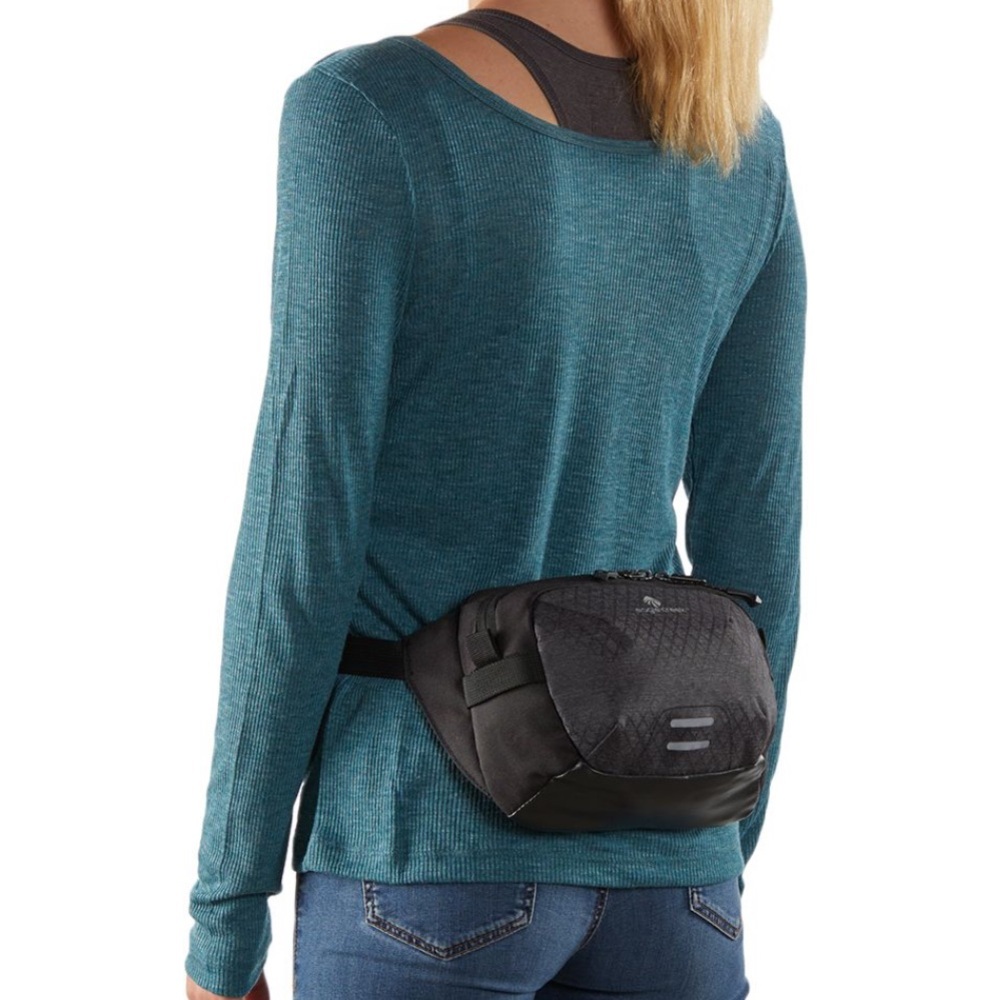 Eagle Creek Wayfinder waist pack 3-7L model,
